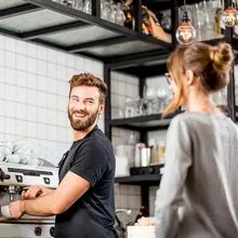 Ondernemer en medewerker in een horecazaak