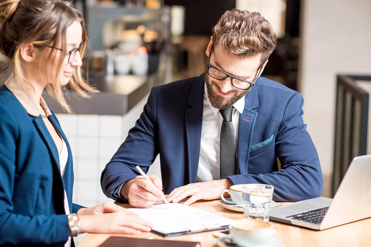 HR adviseur in Maastricht tekent een arbeidscontract met een ondernemer